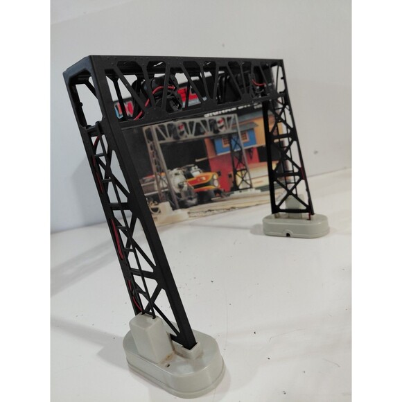 Lionel 6-12724 O Gauge Model Railroad Accessory Operating Signal Bridge w/Box - Picture 6 of 15
